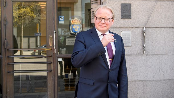 Hultqvist försvarar Försvarsmaktens miljöarbete