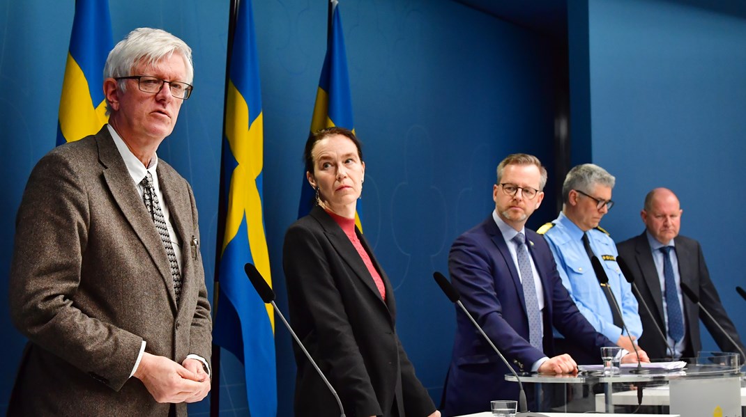 Pressträff i april 2020, efter ett möte i krishanteringsrådet. Från vänster Folkhälsomyndighetens generaldirektör Johan Carlson, Socialstyrelsens generaldirektör Olivia Wigzell. inrikesminister Mikael Damberg (S), rikspolischef Anders Thornberg och generaldirektören för Myndigheten för samhällsskydd och beredskap (MSB) Dan Eliasson.