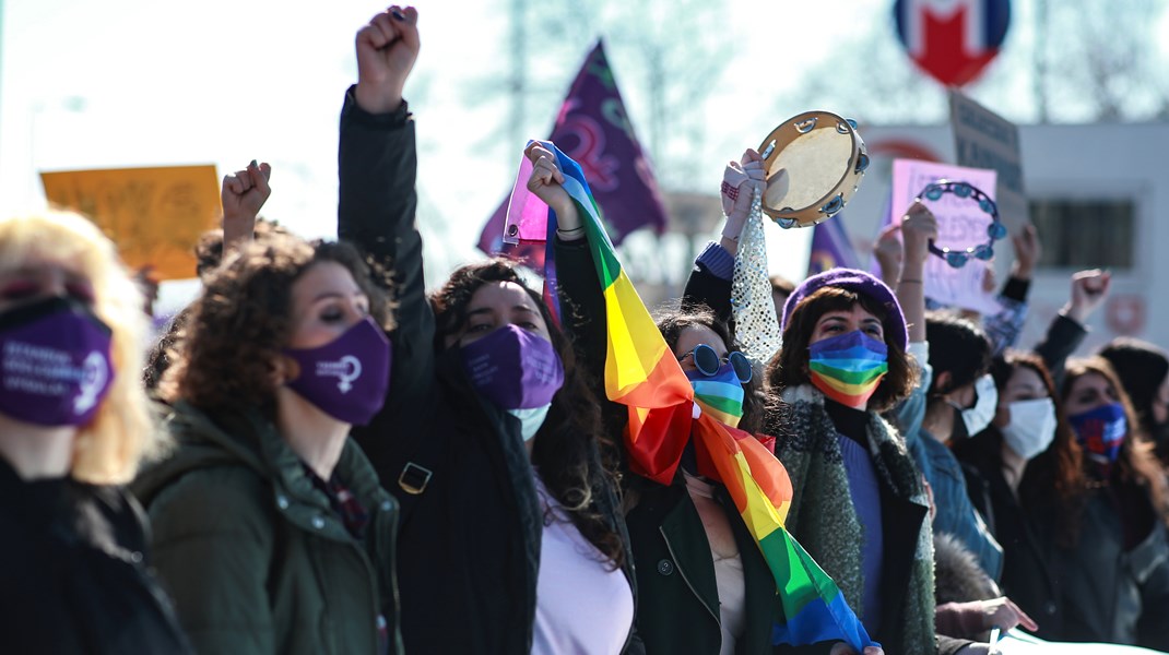 Demonstranter vid en demonstration i Istanbul, lördagen den 27 mars 2021, mot Turkiets tillbakadragande från Istanbulkonventionen.