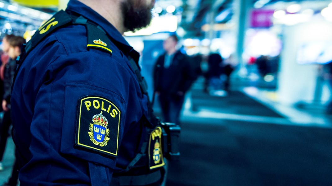 Att ställa fler poliser mot en myndighet är att förlöjliga debatten