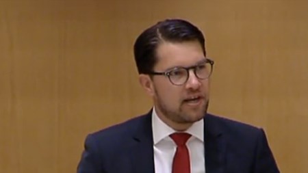 Sverigedemokraternas partiledare Jimmie Åkesson vill att riksdagen riktar ett misstroende mot finansminister Magdalena Andersson, bland annat för vad han anser är en underfinansierad migrationspolitik.