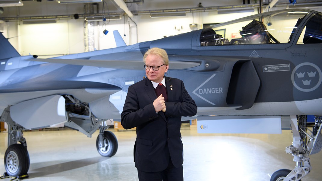 Vill göra affärer med grannen i öst. Försvarsminister Peter Hultqvist (S) framför en Jas 39 Gripen. 