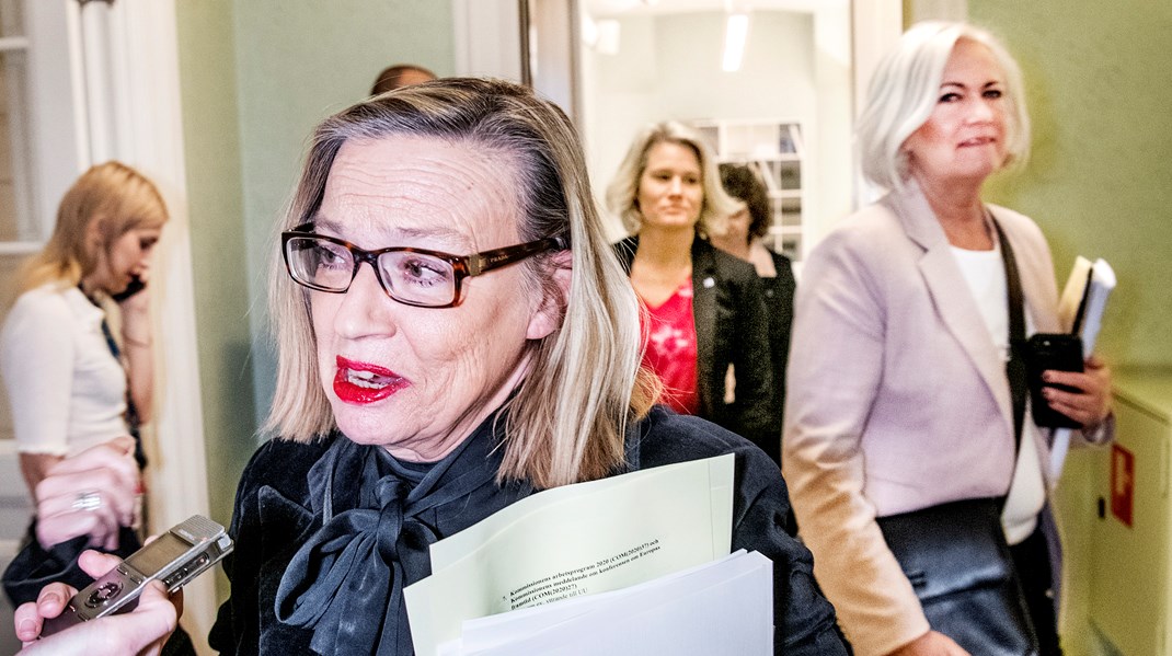 Karin Rågsjö (V) är kritisk till vaccinhanteringen men ställer sig inte bakom socialutskottets tillkännagivande. Utskottets ordförande (till höger) Acko Ankarberg Johansson (KD) får dock stöd från SD, M och L.