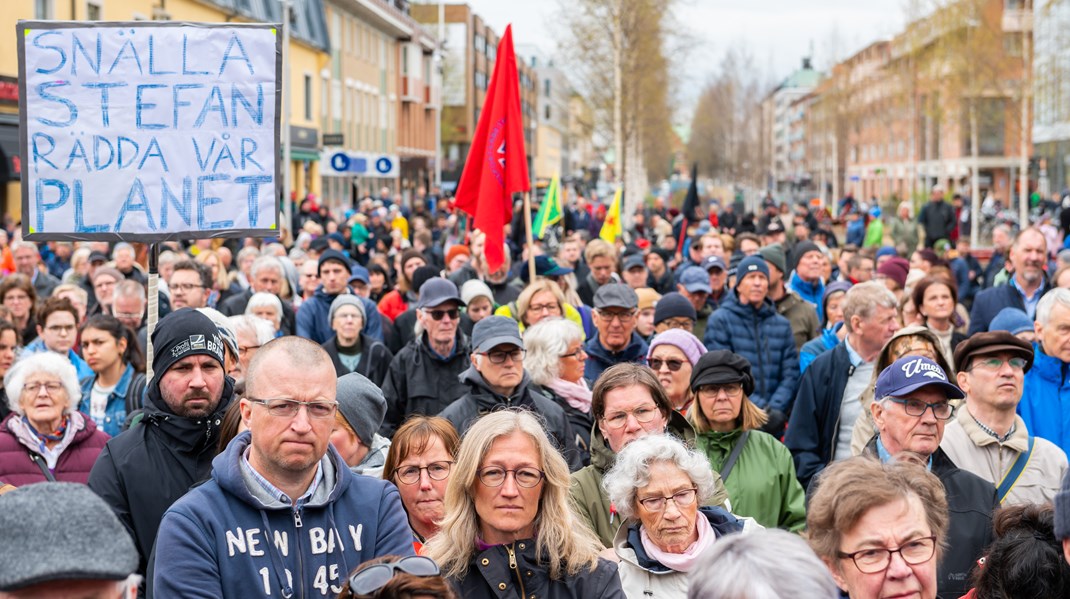 Åhörare när Stefan Löfven (S) förstamajtalar på Rådhustorget i Umeå 2019.