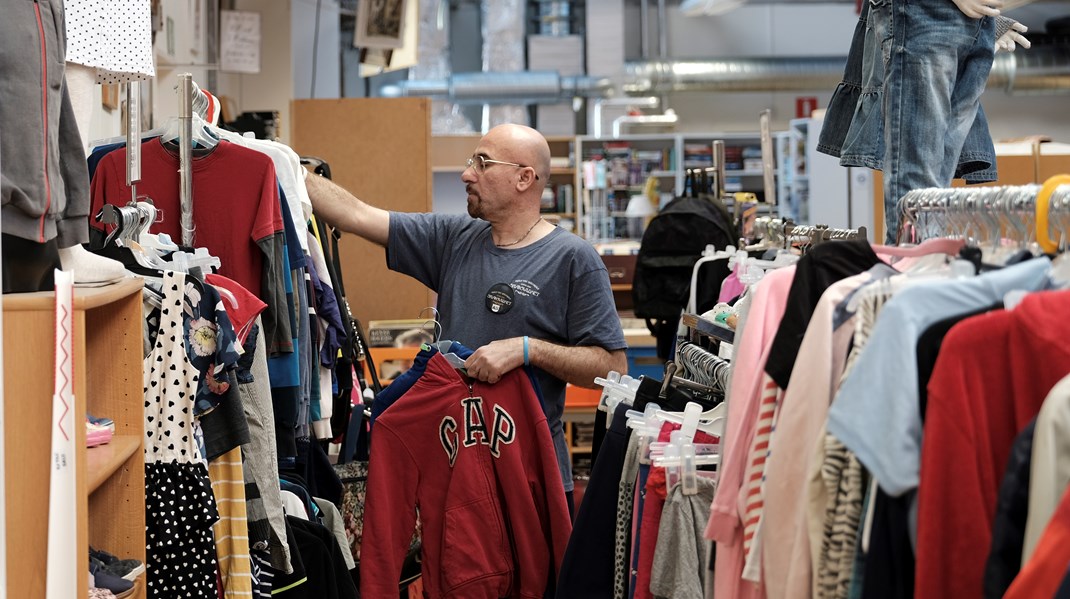 Arbetsträning kan vara ett viktigt steg på vägen mot självförsörjning. Här från Skyddsvärnets second handbutik i Nynäshamn.  