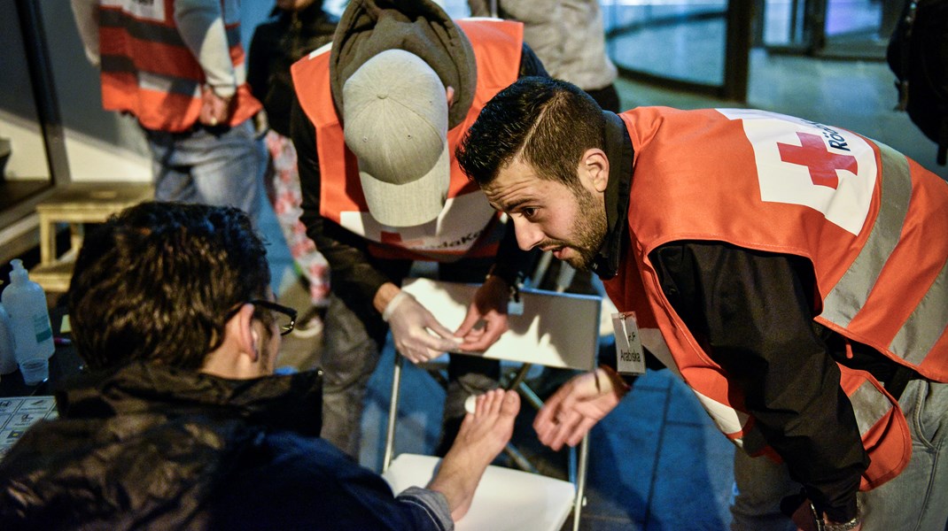 Civilsamhället har fått en närmare kontakt med MSB, säger Filip Wijkström. Det har förstärkts sedan flyktingmottagandet 2015. Wael Al Mubarak som hjälpte nyanlända flyktingar vid Malmö central, var själv flykting från Syrien och hade bara varit i Sverige i åtta månader när bilden togs.