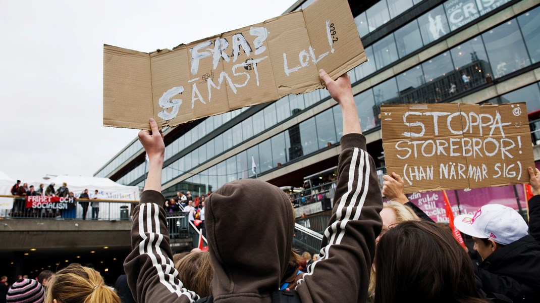 Kontroversiellt lagförslag. En av många demonstrationer mot FRA-lagen år 2008. Lagen gav Försvarets radioanstalt rätt att bedriva kabelspaning på all datatrafik som passerar Sveriges gränser.