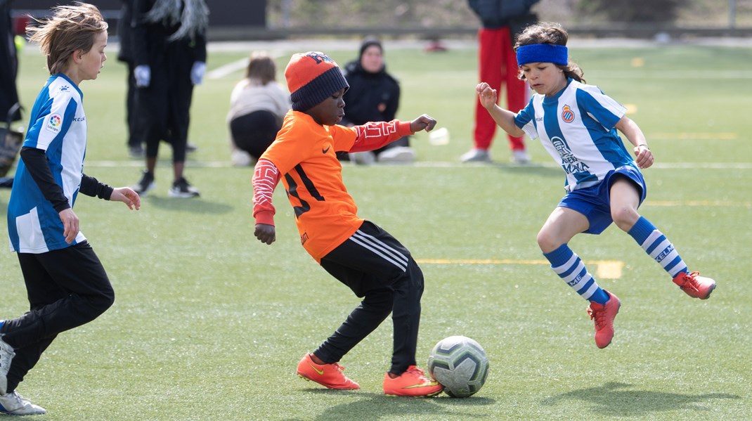 Gemenskap och möten, fysiskt och digitalt, är ett tema i dagens enkät. Här en en match mellan Fisksätra och Espaniol i St. Erikscupen förra året. 