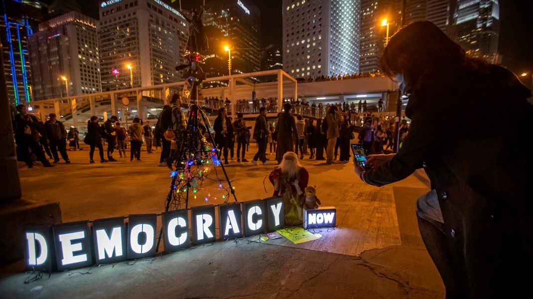 Demonstration i Hongkong december 2019. Precis som deras invånare har fått se sina demokratiska fri- och rättigheter monteras ned bit för bit, har världen tvingats se hur demokratin varit på tillbakagång sedan 2006.  