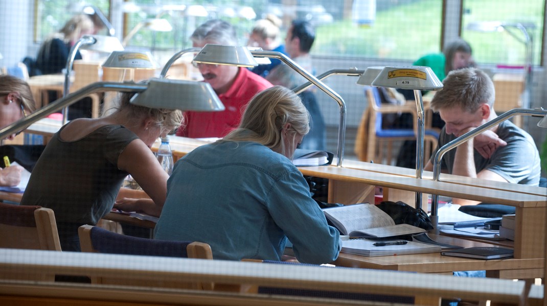 ”Regeringen har satsat på att fler ska studera på universitet och högskola under pandemin. Det behöver matchas med bättre förutsättningar att komma ut på arbetsmarknaden efteråt.”