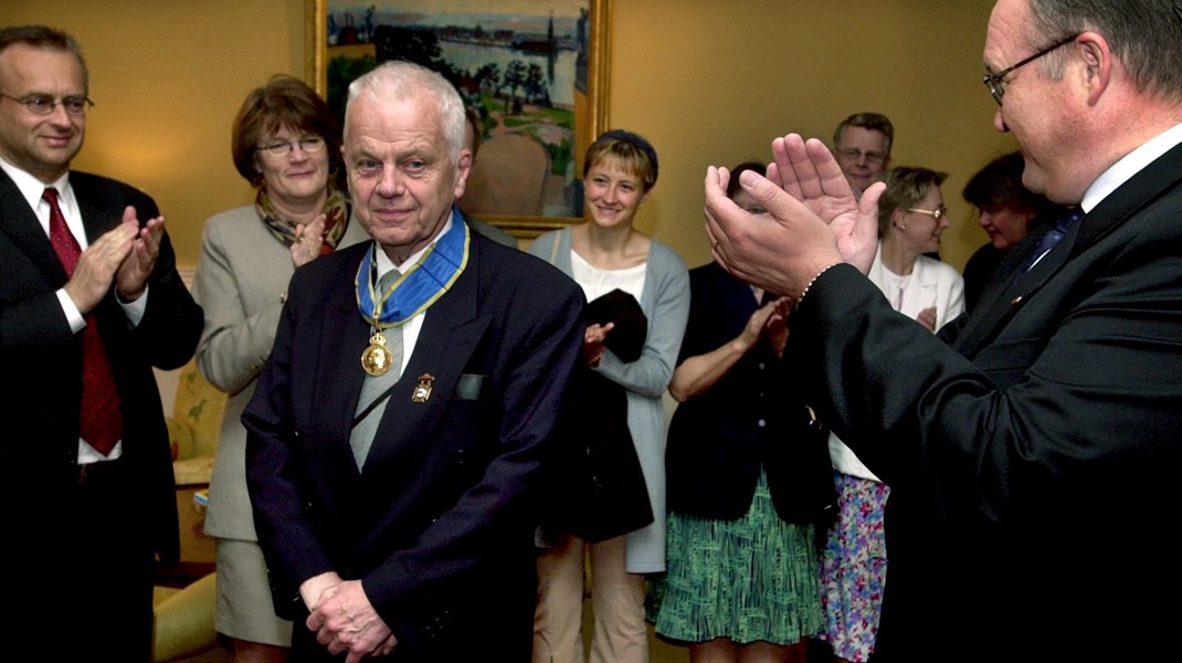 Bengt Göransson får Illis quorum medalj av dåvarande statsminister Göran Persson (S) år 2001 för 