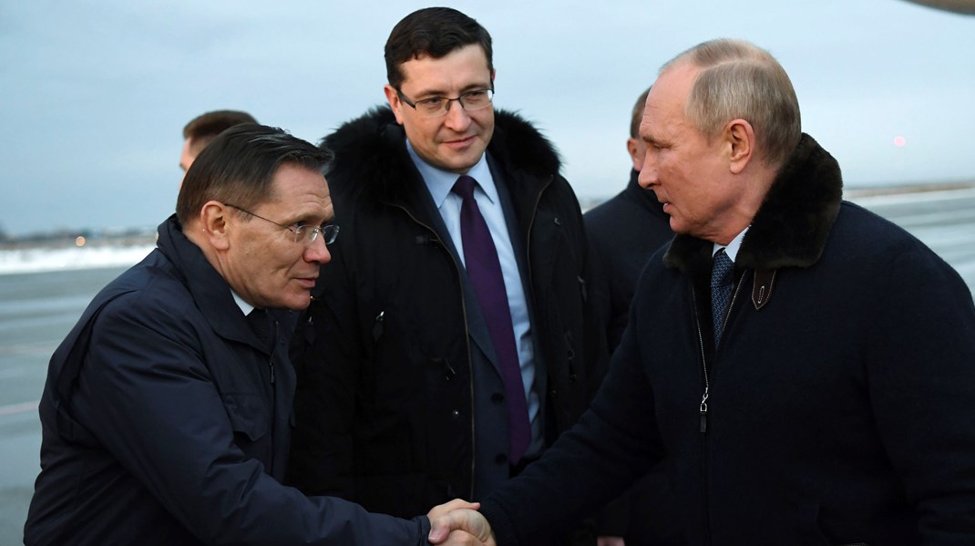 Rysslands president Vladimir Putin hälsar på Rosatoms Alexei Likhachev och guvernören Gleb Nikitin vid ett besök på ett kärnkraftsforskningscenter i Sarov, Ryssland, 26 november 2020.