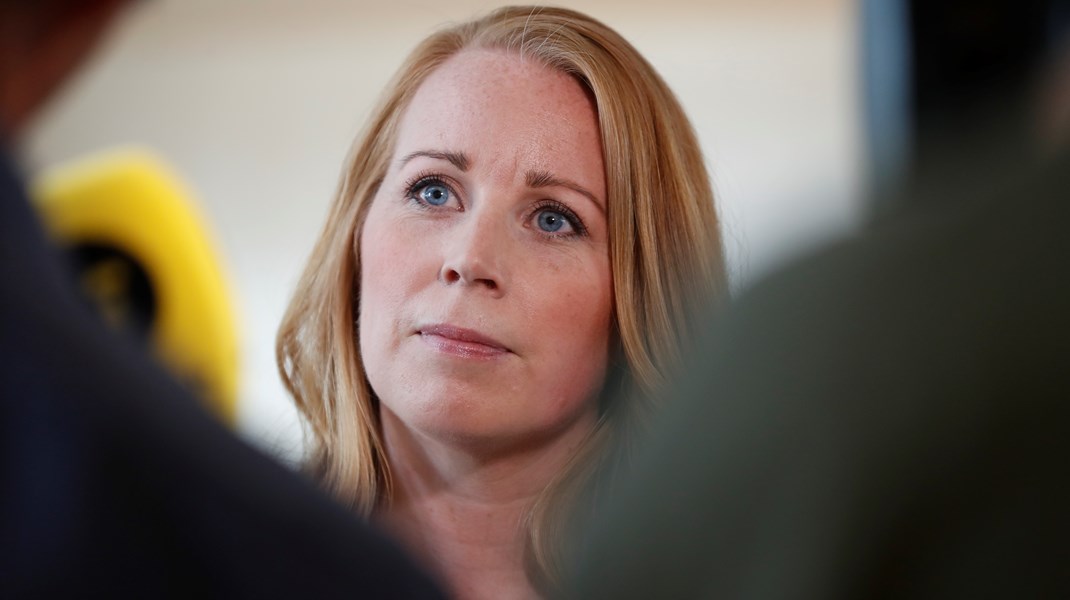 Annie Lööf, partiledare för Centerpartiet. Borgerlig politik genomförs bäst av borgerlig regering, inte genom att tvinga en motvillig socialdemokrati, skriver debattörerna.