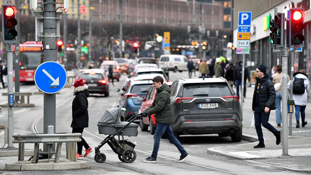 Professor Mogens Fosgerau är kritisk till kommuner som vidtar åtgärder för att minska biltrafiken, åtgärder som blir ytterligare pålagor på persontrafiken, utöver de nationella.