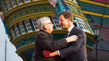 EU-kommissionens ordförande Jean-Claude Juncker och Nederländernas statsminister Mark Rutte. Nederländerna tar nu över det roterande ordförandeskapet i EU från Luxemburg. Vid halvårsskiftet 2016 är det Slovakiens tur.