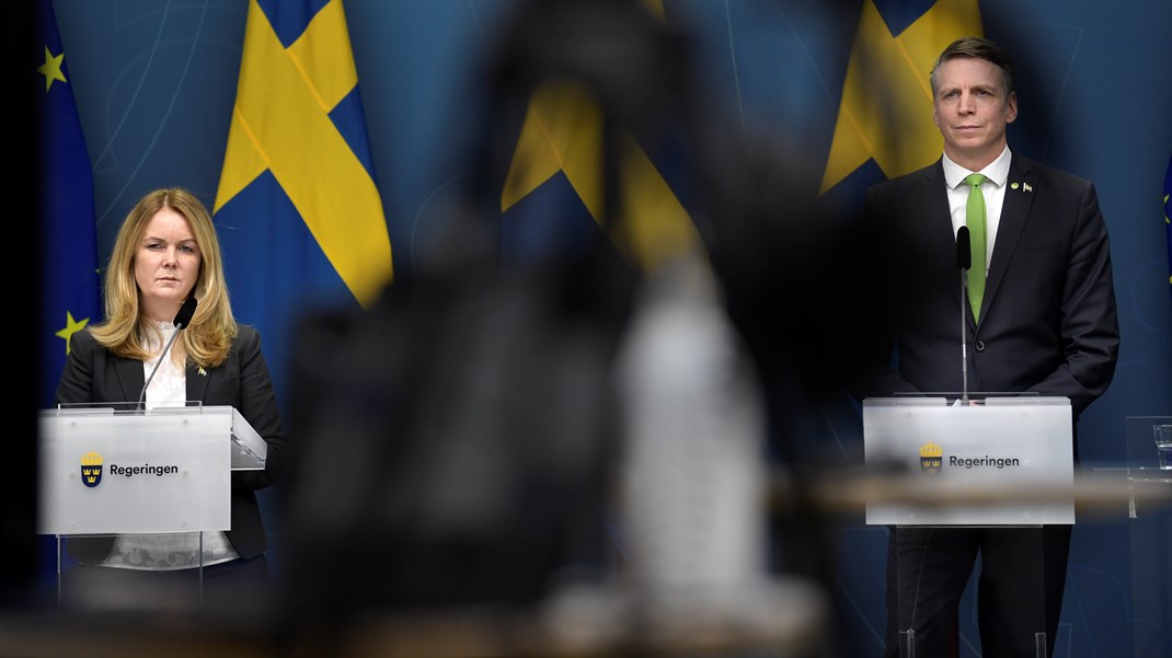 Tidigare landsbygdsminister Jennie Nilsson (S) och Per Bolund (MP). Sverige behöver helst en ny regering, men fram till valet behöver vi åtminstone en aktiv landsbygdsminister, skriver debattören.