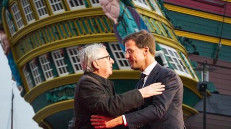 EU-kommissionens ordförande Jean-Claude Juncker och Nederländernas statsminister Mark Rutte. Nederländerna tar nu över det roterande ordförandeskapet i EU från Luxemburg. Vid halvårsskiftet 2016 är det Slovakiens tur.