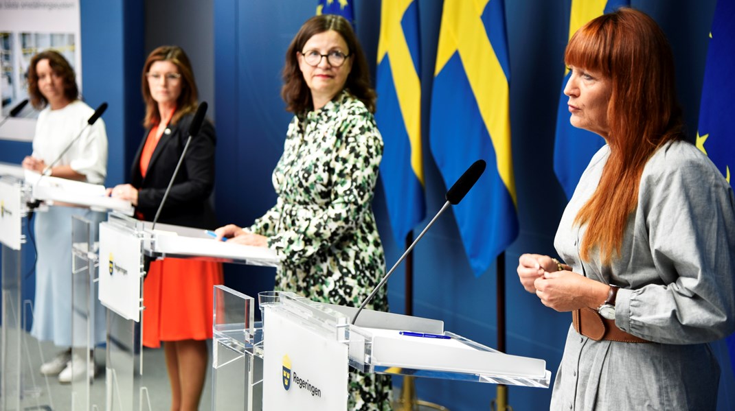 S-ministrarna Matilda Ernkrans, Eva Nordmark och Anna Ekström tillsammans med IF Metalls förbundsordförande Marie Nilsson vid en pressträff om regeringens budgetsatsning på jobben.