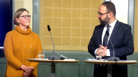 Den  särskilde utredaren Åsa Torstensson och it-minister Memhet Kaplan (MP) under pressträffen på måndagen.