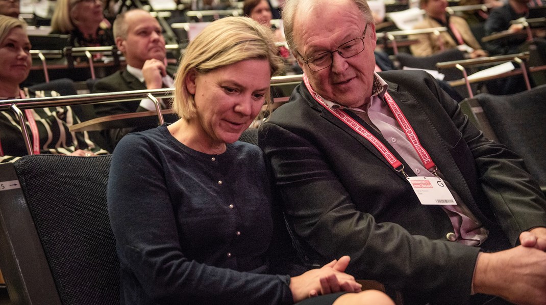 Den tidigare partiledaren Göran Persson i samspråk med finansminister Magdalena Andersson vid Socialdemokraternas senaste partikongress. I november spås Magdalena Andersson bli S nya partiledare.