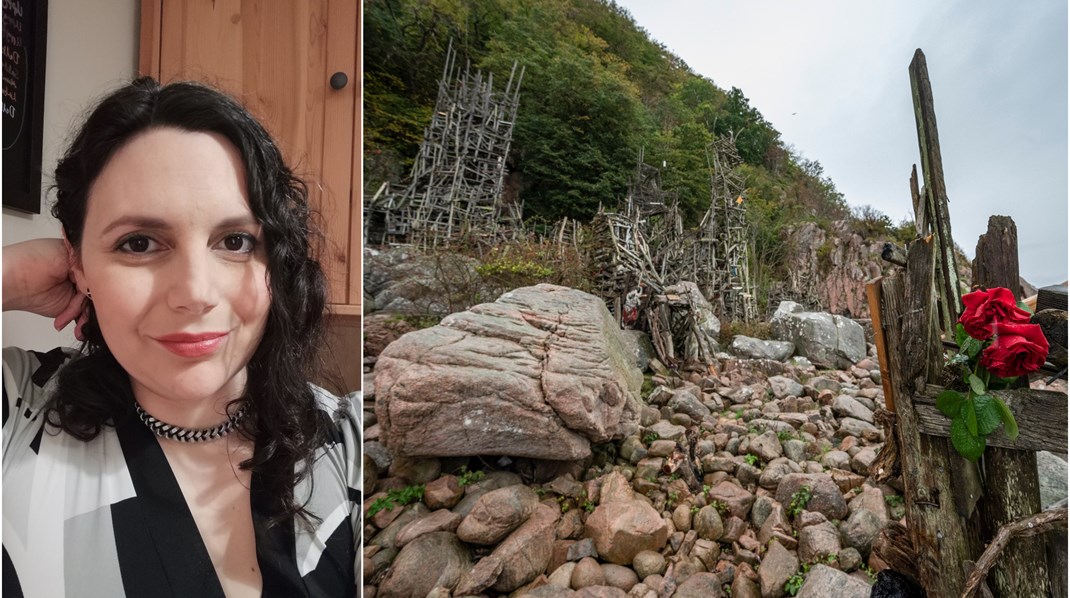 Blommor lades vid Lars Vilks verk Nimis efter nyheten om hans bortgång. 