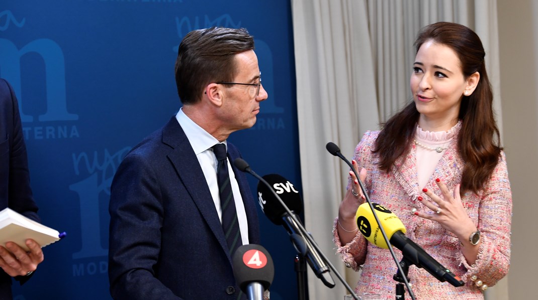 Alice Teodorescu Måwe tillsammans med Moderaternas partiledare Ulf Kristersson.