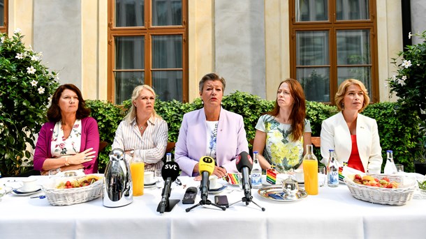 Regeringsfika 2019. Från vänster dåvarande utrikeshandelsminister Ann Linde (S), socialminister Lena Hallengren (S), arbetsmarknadsminister Ylva Johansson (S), jämställdhetsminister Åsa Lindhagen (MP) och socialförsäkringsminister Annika Strandhäll (S). 