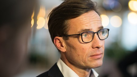 Ulf Kristersson anser att det är omöjligt att utbilda alla nyanlända till en genomsnittlig svensk nivå så att de ska kunna få jobb.