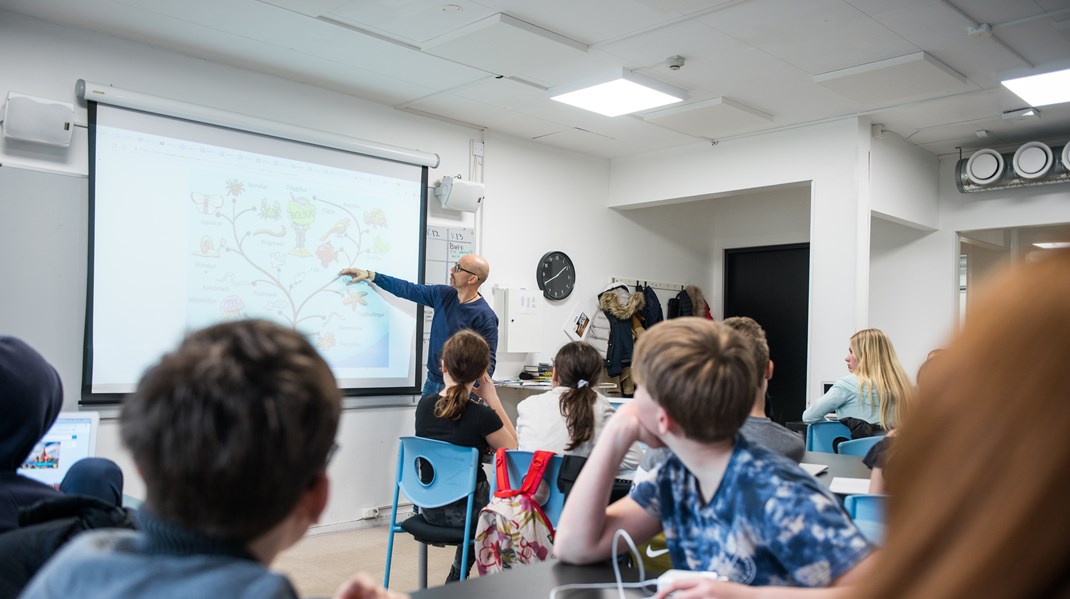 De allra flesta uppger att skolan tar väldigt mycket energi, skriver debattören.