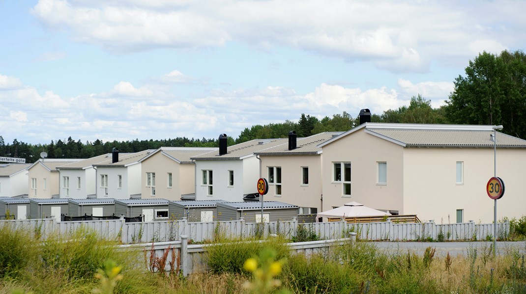 ”Ingen ska tvingas lämna sitt hem enbart på grund av statens stigande skattekrav”, skriver debattören.