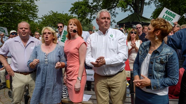 Almedalen 2014. Centerpartiets ordförande Annie Lööf värmer upp med partiledningen på Centerns dag. Från vänster landsbygdsminister Eskil Erlandsson, miljöminister Lena Ek, gruppledaren och vice ordföranden Anders W Jonsson samt it- och energiminister Anna-Karin Hatt.