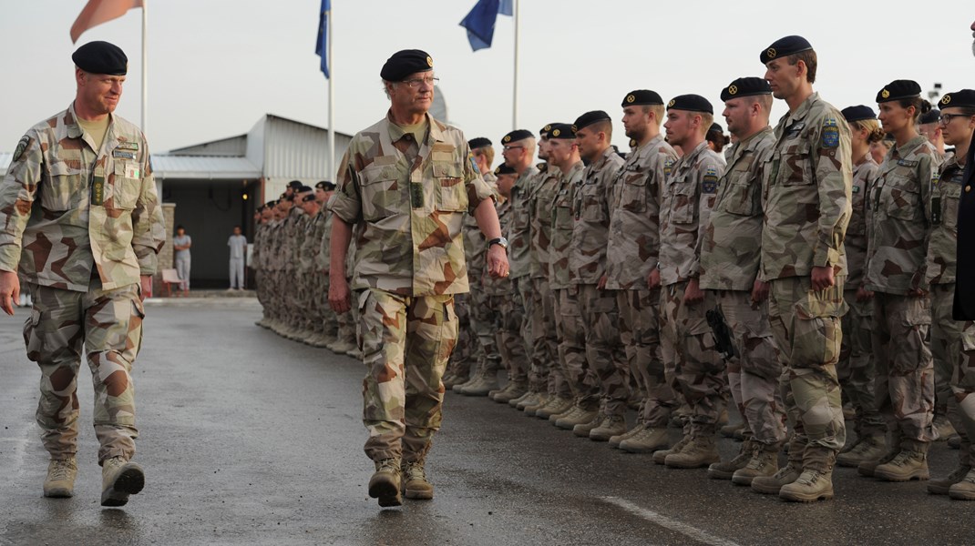 Kung Carl XVI Gustaf vid ett besök på svenskfinska huvudcampen Camp Northern Lights i Mazar-e Sharif i Afghanistan år 2011.