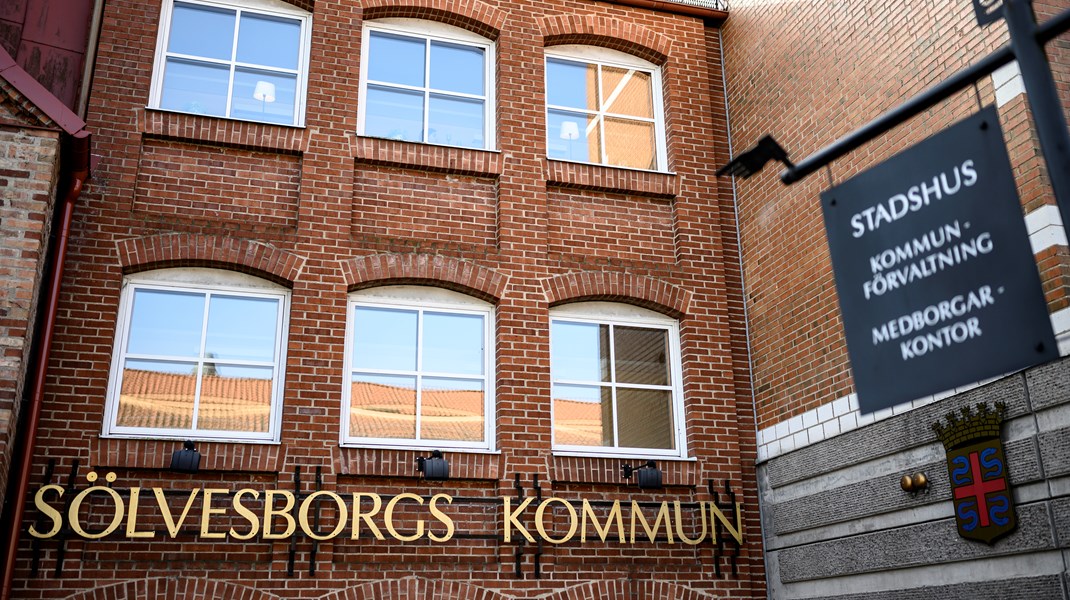 I Sölvesborgs kommun blev en skolchef utköpt 2019 efter att chefen kritiserat en handlingsplan av de styrande politikerna i kommunen. Utköpet kostade skattebetalarna 1,4 miljoner kronor. 