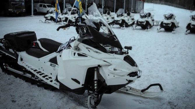 I leveransen ingår två typer av snöskotrar, en bredbandad arbetssnöskoter och en snöskoter med förmåga till hög rörlighet i alpin miljö, samt skoterkälkar, skriver Försvarsmaktens materielverk i sitt pressmeddelande.