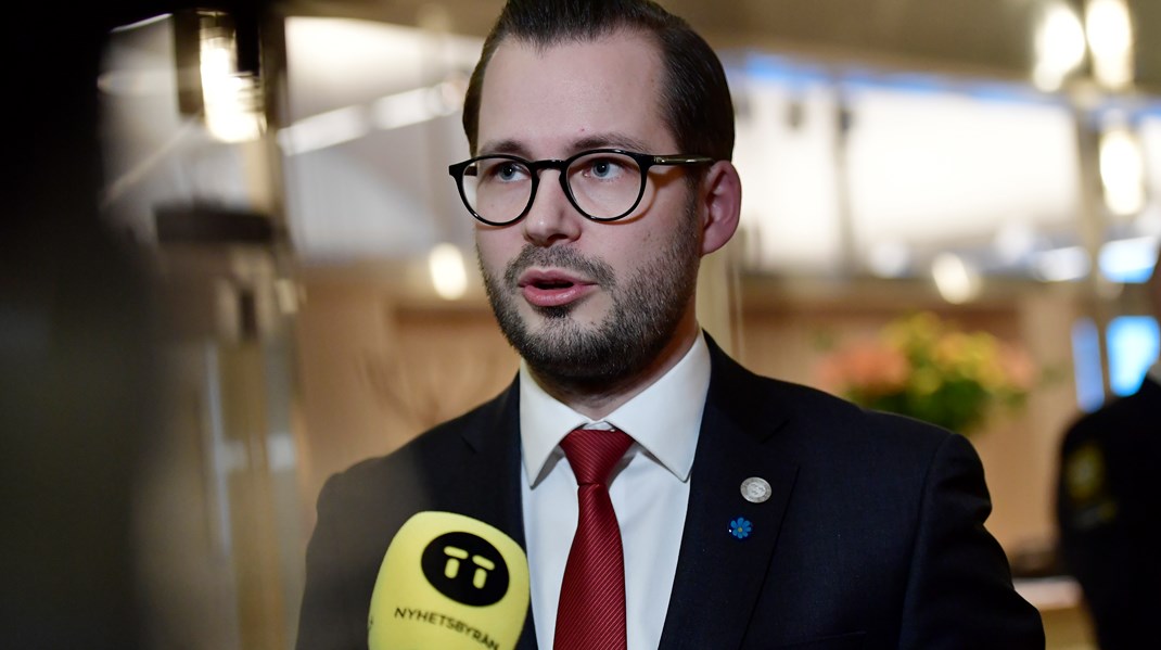 Bäckström Johansson menar att breda mandat behövs och hänvisar bland annat till MP, som inom kort kommer gå emot partiets kongressbeslut om att rösta nej till varje regering MP inte ingår i. 