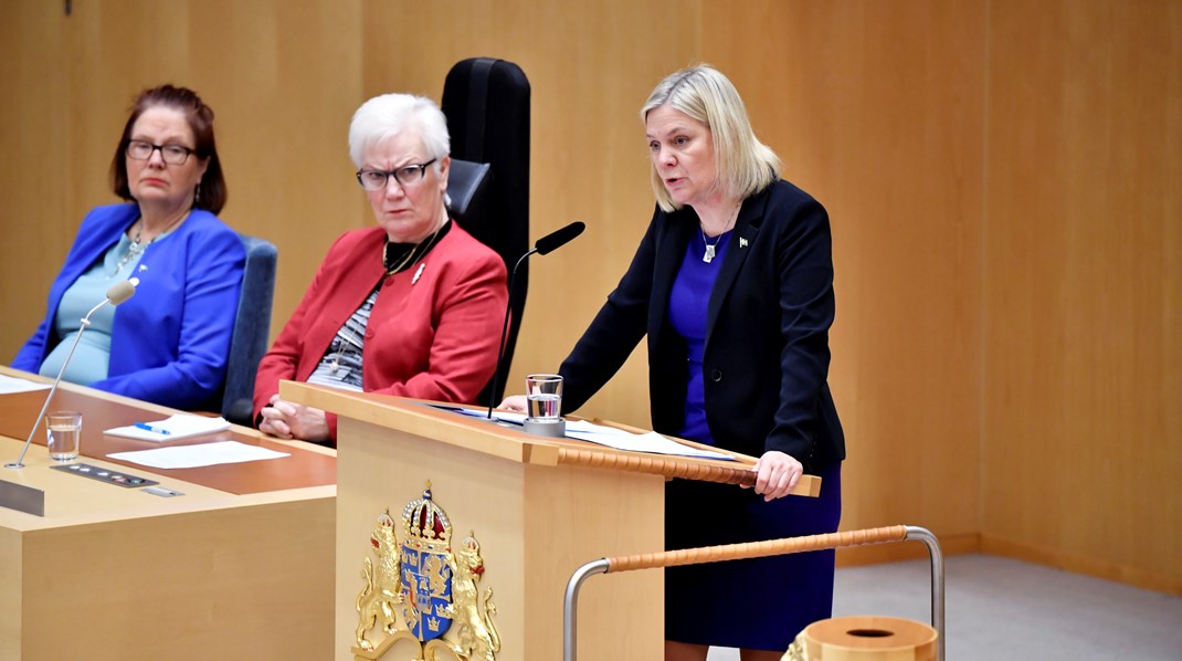 Statsminister Magdalena Andersson läser upp sin regeringsförklaring för riksdagen. 