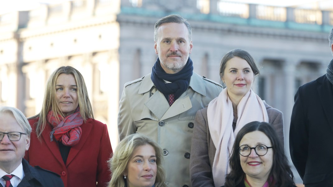 Fotografering efter skifteskonseljen på Kungliga slottet. Nya landsbygdsministern Anna-Caren Sätherberg (röd kappa) tillsammans med finansmarknadsminister Max Elger, civilminister Ida Karkiainen, försvarsminister Peter Hultqvist, klimat- och miljöminister Annika Strandhäll och utbildningsminister Anna Ekström.