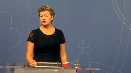 Arbetsmarknadsminister Ylva Johansson (S) under pressträffen på måndagen.