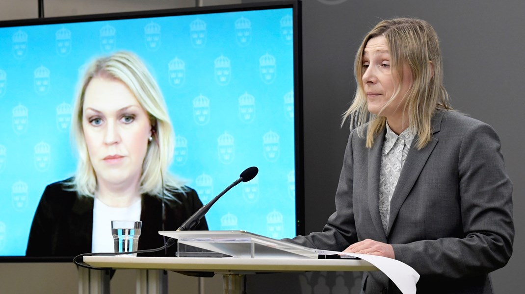 Socialminister Lena Hallengren (S) tar emot utredningen Lex lilla hjärtat av utredare Charlotte Lönnheim.