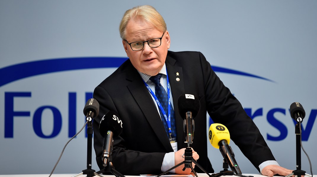 Peter Hultqvist talade två gånger vid Folk och försvars rikskonferens på måndagen. Enligt kritikerna borde statsminister Magdalena Andersson också ha varit där.