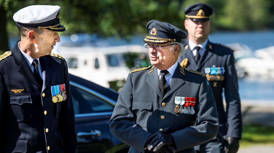 Överbefälhavare Micael Bydén och kung Carl XVI Gustaf vid veteranmonumentet på Gärdet vid Veterandagen i maj 2021.