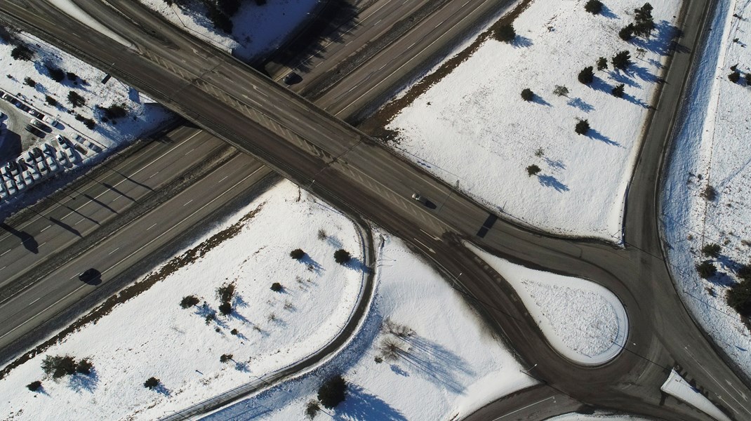 Anslagen till infrastruktur ska i första hand gå till kollektivtrafik, cykel- och gångtrafik samt till underhåll av befintligt vägnät, enligt ett beslut som Wales fattade i somras. Naturvårdsverket har bjudit in vice klimatminister att tala vid ett seminarium.