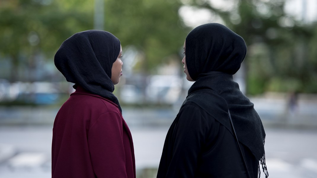 Kommunstyrelsen i Staffanstorp beslutade i maj 2019 att huvudduk på barn i förskola och grundskola inte accepteras. I december samma år beslutade kommunstyrelsen i Skurup att huvudduk, burka, niqab och andra klädesplagg som har som syfte att dölja elever och personal inte ska vara tillåtna.