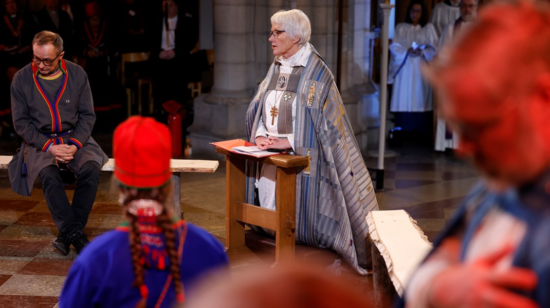 Ärkebiskop Antje Jackelén vid den högtidsgudstjänst i Uppsala domkyrka i slutet av förra året där Svenska kyrkan framförde en officiell ursäkt till det samiska folket för historiska övergrepp.