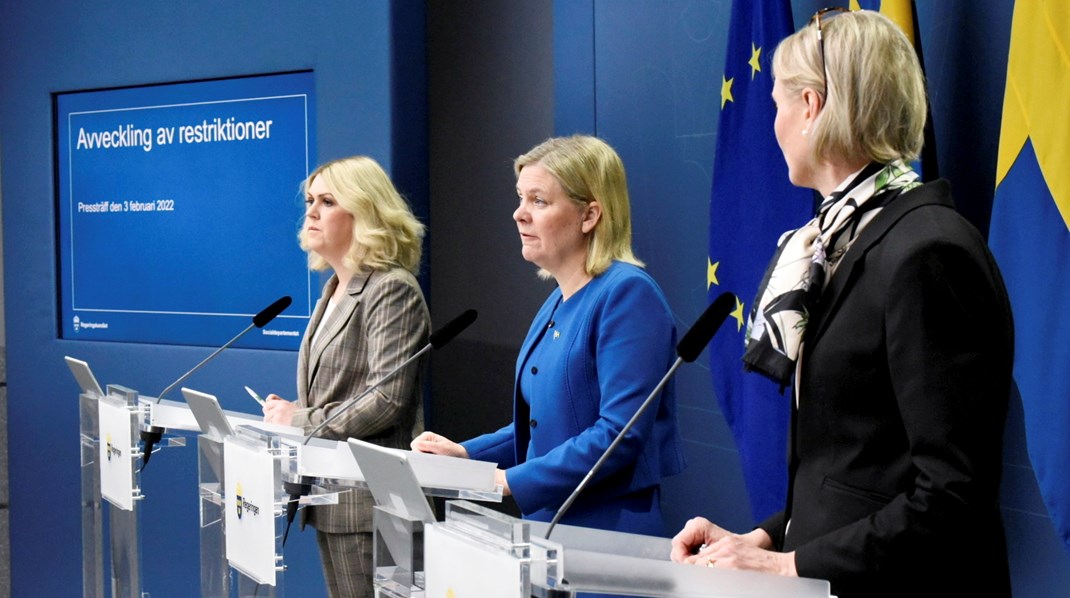 Socialminister Lena Hallengren, statsminister Magdalena Andersson (S) och Folkhälsomyndighetens generaldirektör Karin Tegmark Wisell på morgonens pressträff om slopade restriktioner.