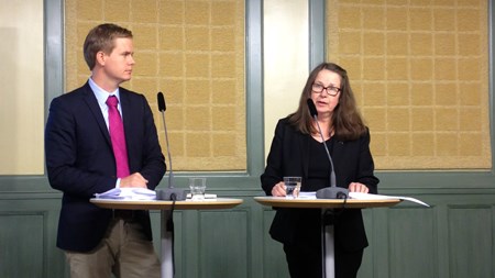 Utbildningsminister Gustav Fridolin (MP) tillsammans med den särskilda utredaren Eva
Durhan på pressträffen.