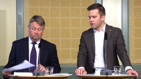 Den särskilde utredaren Göran Lundahl med folkhälsominister
Gabriel Wikström (S) på en pressträff.