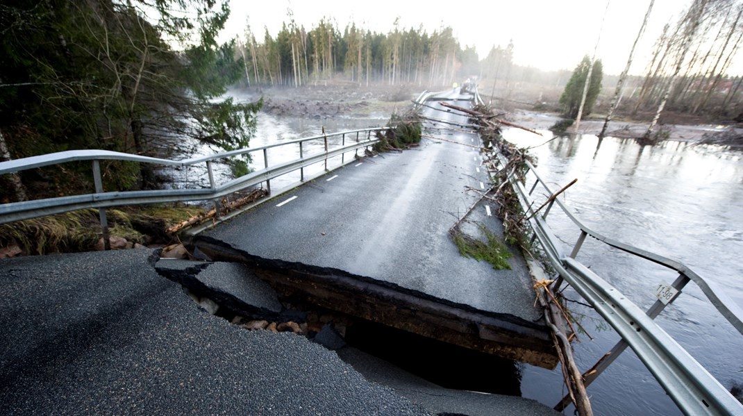 År 2010 brast en kraftverksdamm i skånska Hästberga. Som en följd av det skadades en bro mellan Verum och Osby.