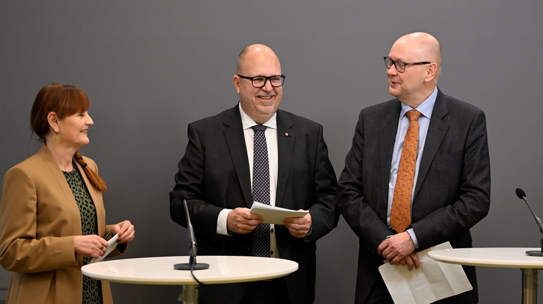 Näringsminister Karl-Petter Thorwaldsson (S) tillsammans med IF 
Metalls förbundsordförande Marie Nilsson och Teknikföretagens vd 
Klas Wåhlberg i samband med presentationen av regeringens nya industristrategi.