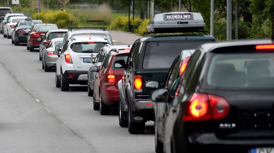 Ett hårt ekonomiskt slag mot alla som bor utanför storstäderna är en av konsekvenserna av reduktionsplikten och inblandning av dyrt biodrivmedel, skriver debattörerna.